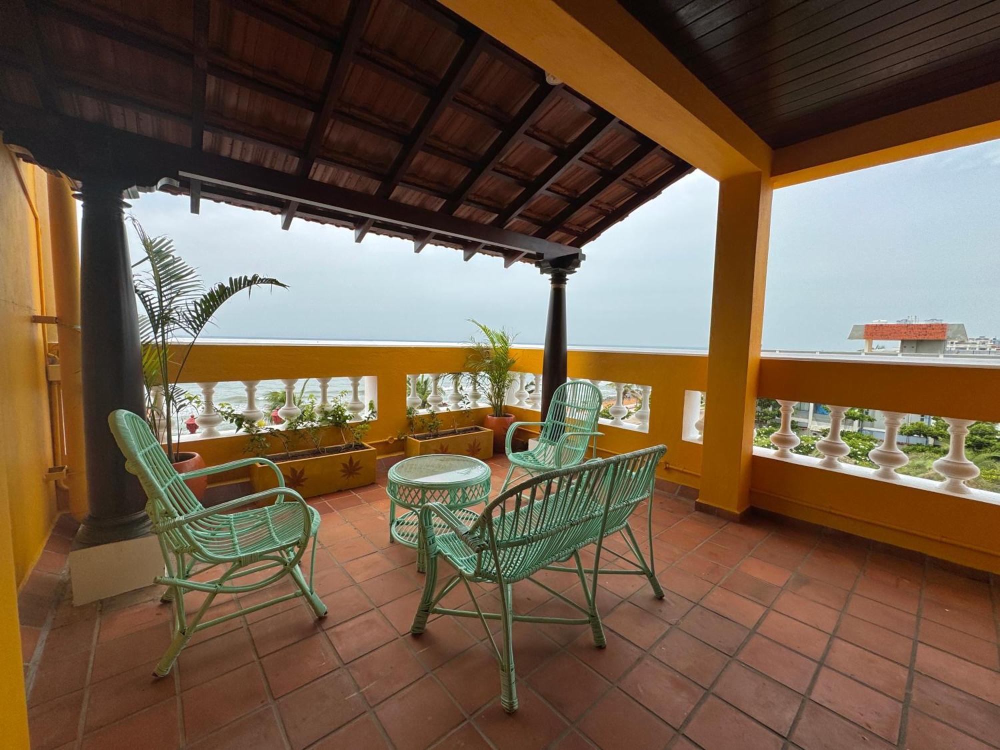La Plage Seaview Suites Pondichéry Extérieur photo