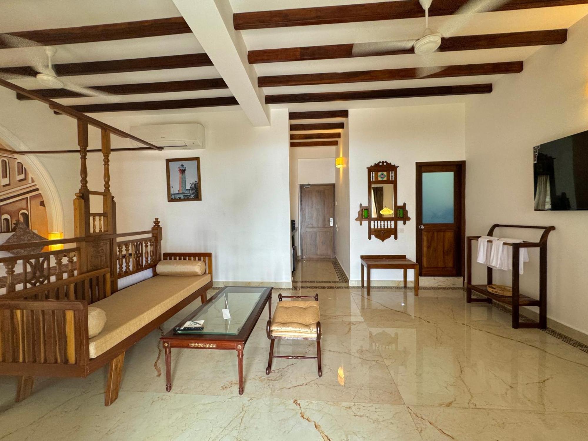 La Plage Seaview Suites Pondichéry Extérieur photo