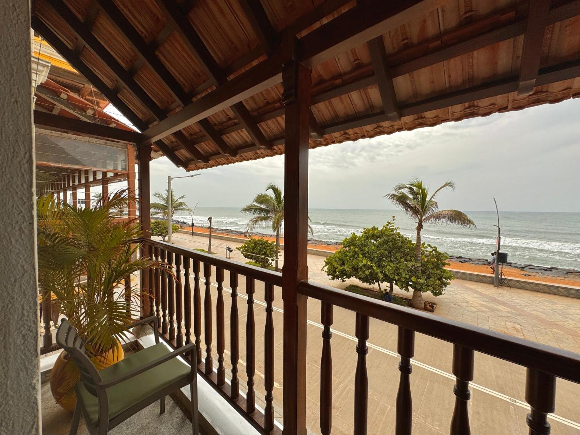La Plage Seaview Suites Pondichéry Extérieur photo