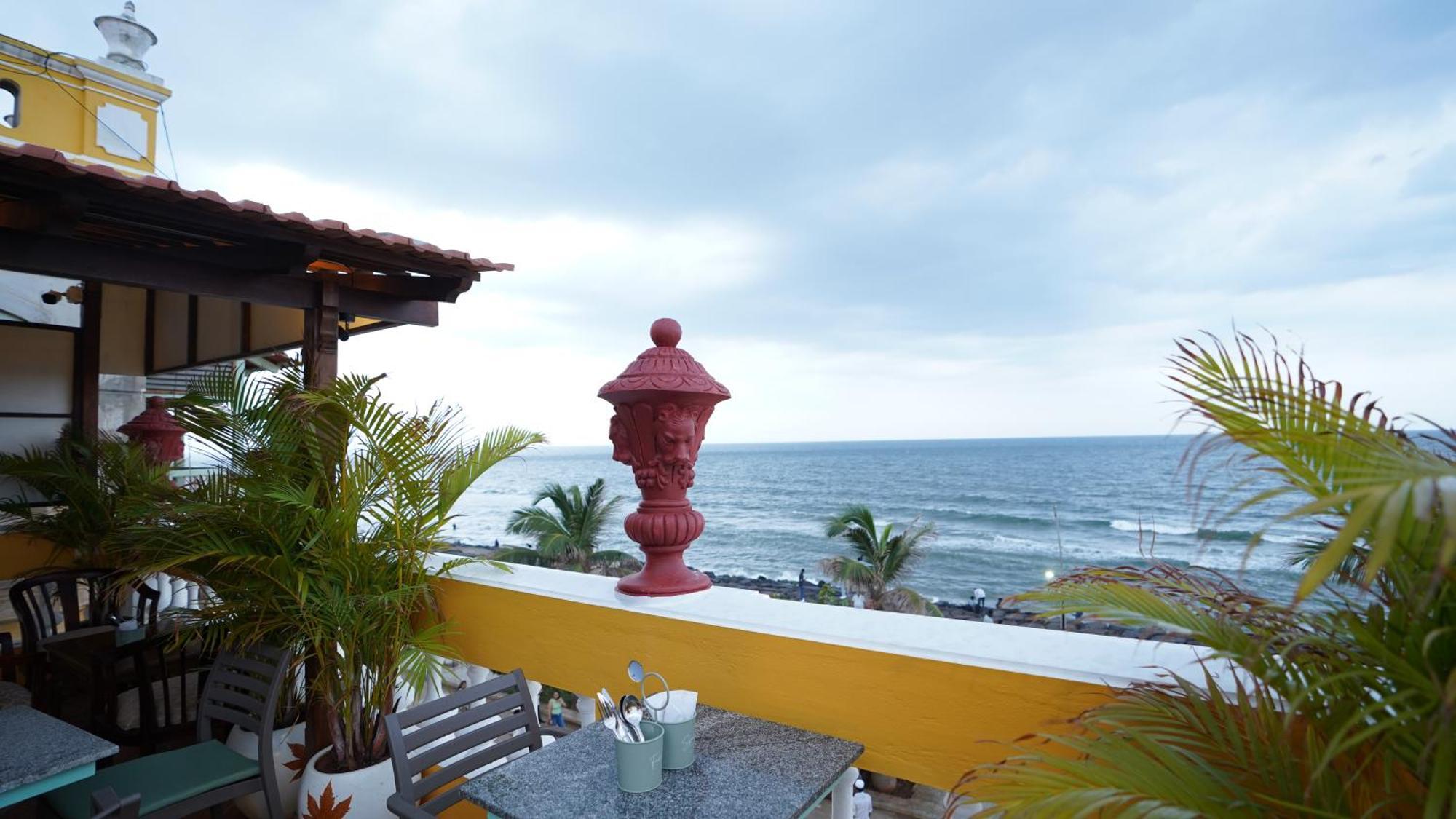 La Plage Seaview Suites Pondichéry Extérieur photo